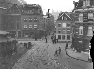 853675 Gezicht in de Potterstraat te Utrecht, vanaf het hoekpand Lange Jansstraat/Voorstraat, tijdens de afbraak van de ...